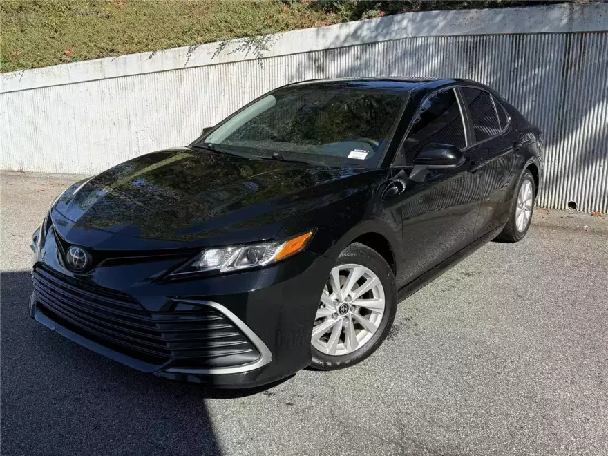 2022 Toyota Camry LE photo 1
