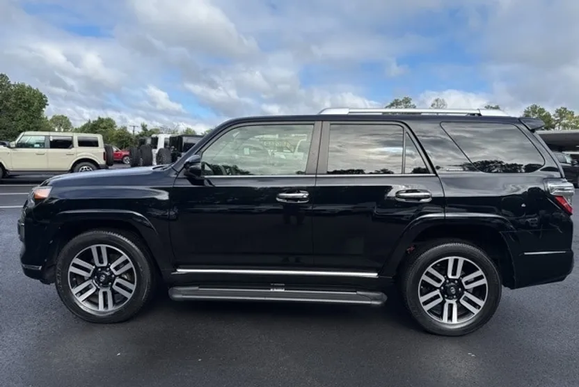 2019 Toyota 4Runner SR5 photo 1