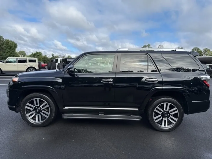 2019 Toyota 4Runner SR5 photo 1