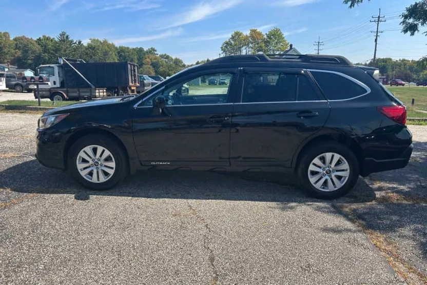 2019 Subaru Outback 2.5i Premium photo 1
