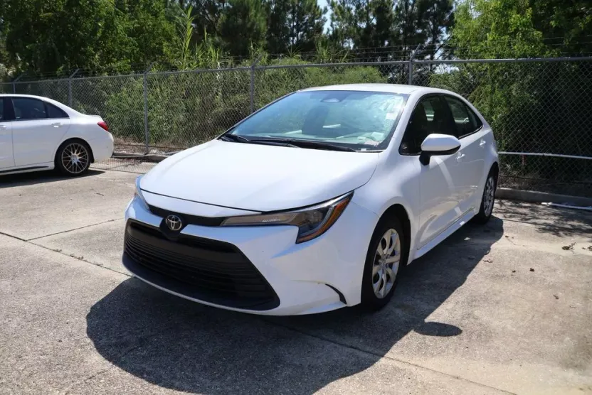 2024 Toyota Corolla LE photo 1