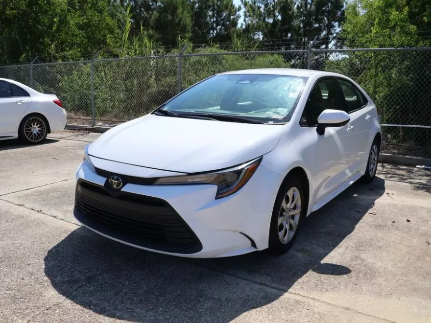 2024 Toyota Corolla LE photo 1