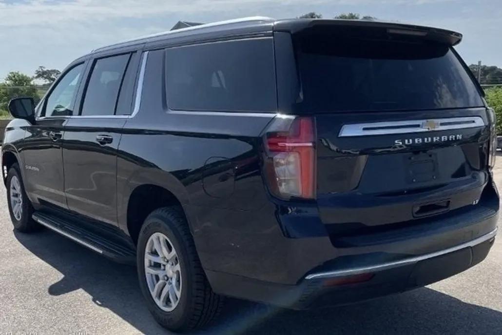 2023 Chevrolet Suburban LT photo 1