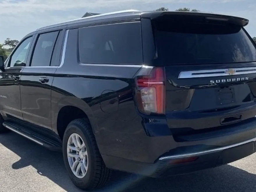 2023 Chevrolet Suburban LT photo 1