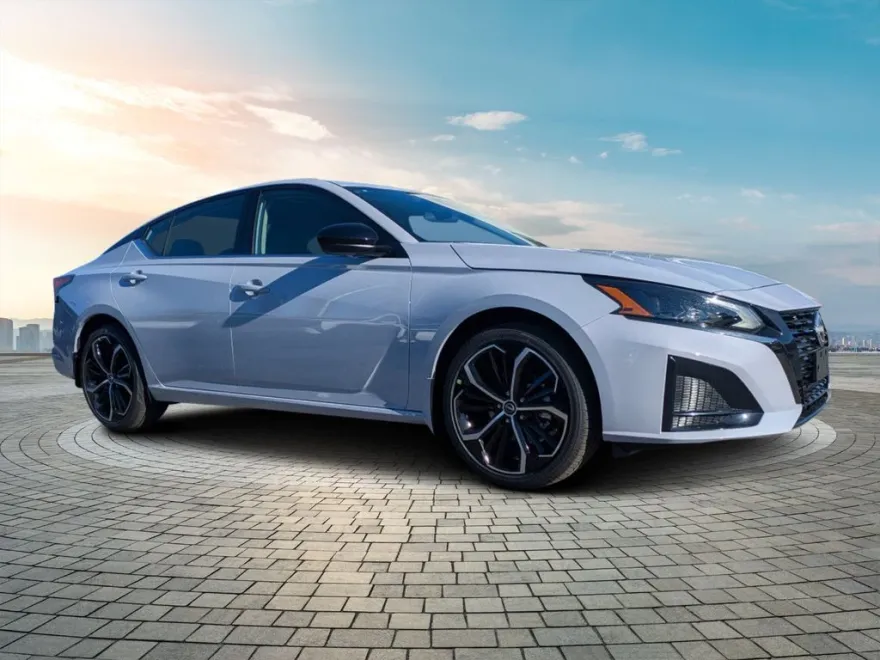2025 Nissan Altima SR photo 1