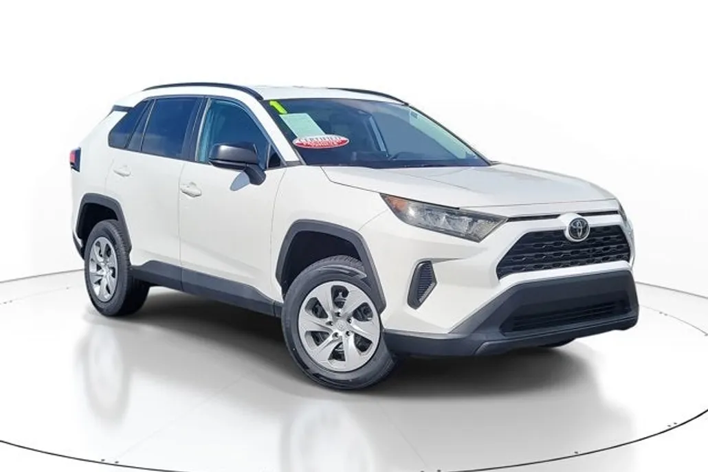 2021 Toyota RAV4 LE photo 1