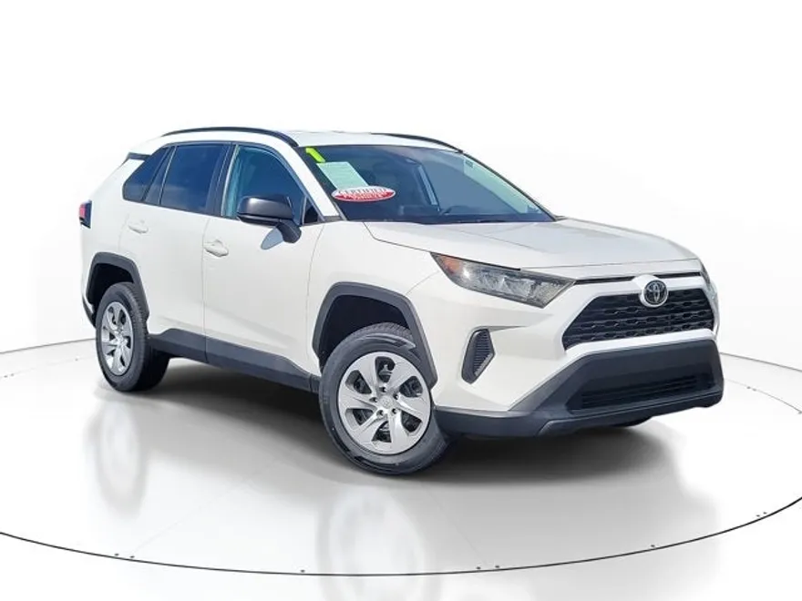 2021 Toyota RAV4 LE photo 1