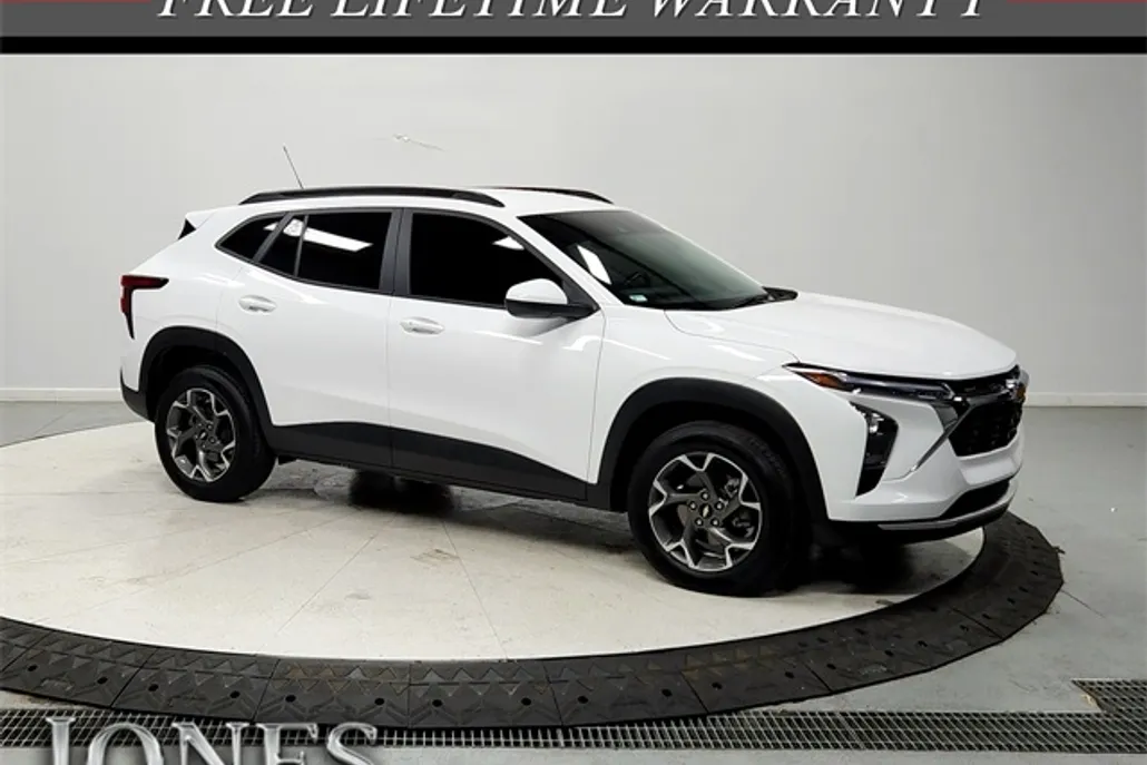 2025 Chevrolet Trax LT photo 1
