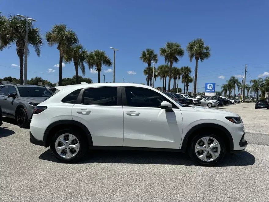 2023 Honda HR-V LX photo 1