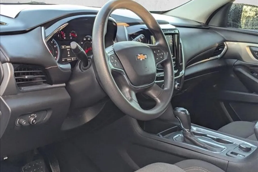 2020 Chevrolet Traverse LS photo 1