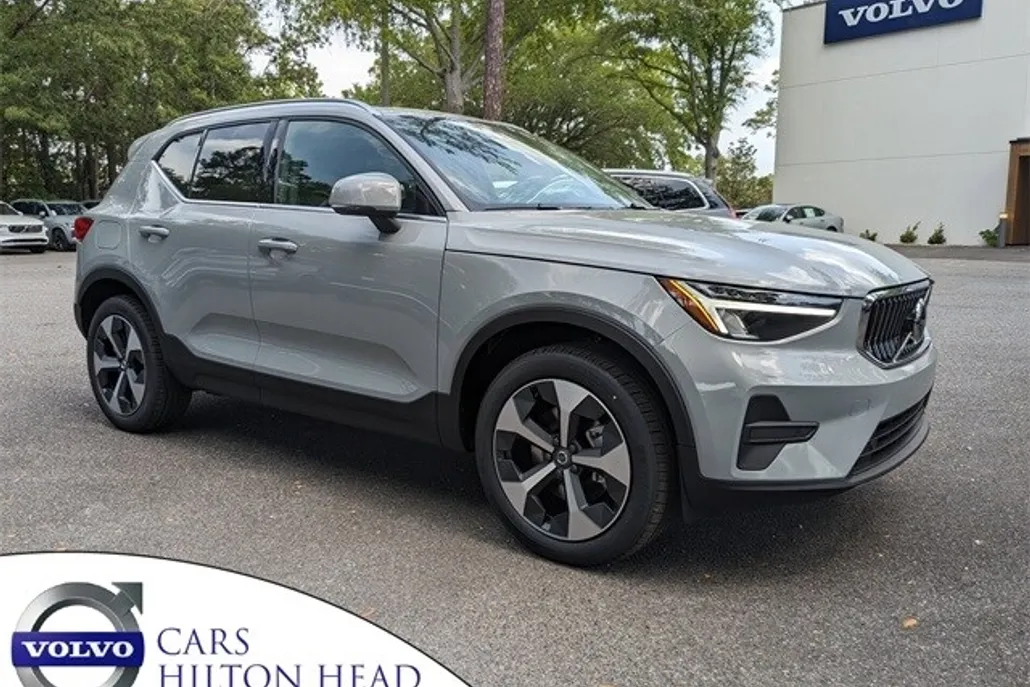2025 Volvo XC40 Core photo 1