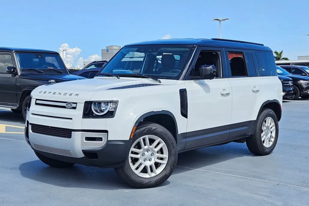 2023 Land Rover Defender 110 S photo 1