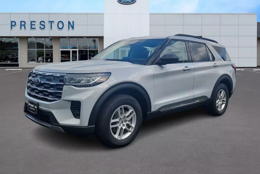 2025 Ford Explorer photo 1