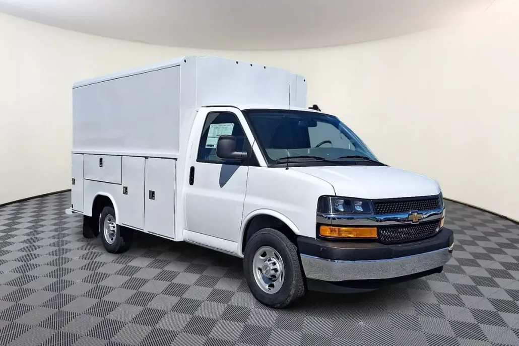 2025 Chevrolet Express Cutaway 3500 photo 1