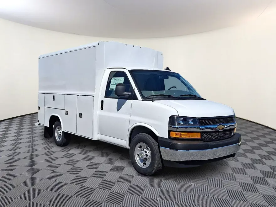 2025 Chevrolet Express Cutaway 3500 photo 1