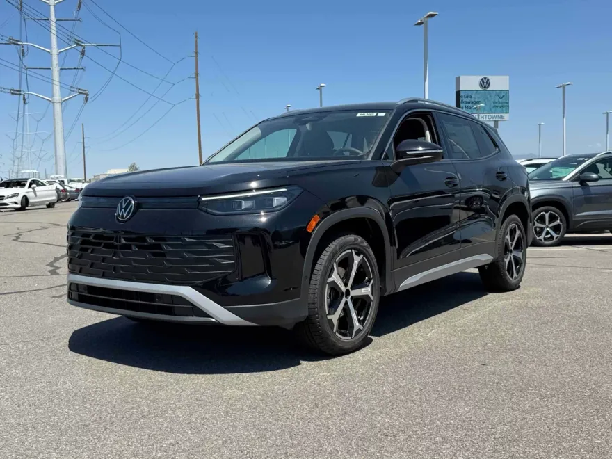 2025 Volkswagen Tiguan SE photo 1