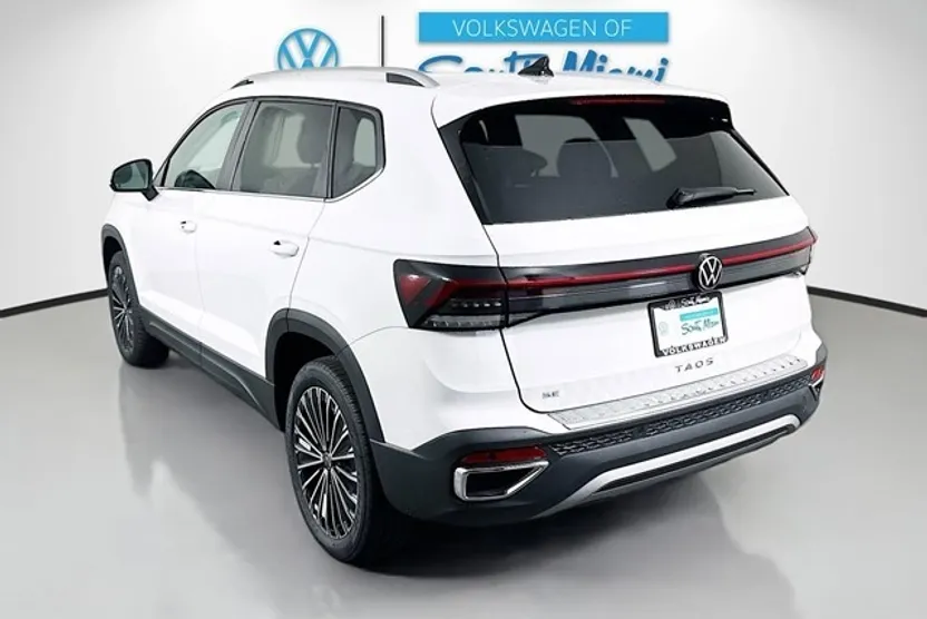 2025 Volkswagen Taos SE photo 1