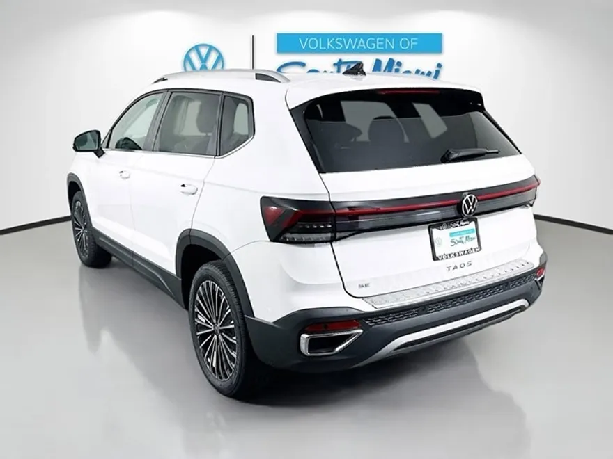 2025 Volkswagen Taos SE photo 1
