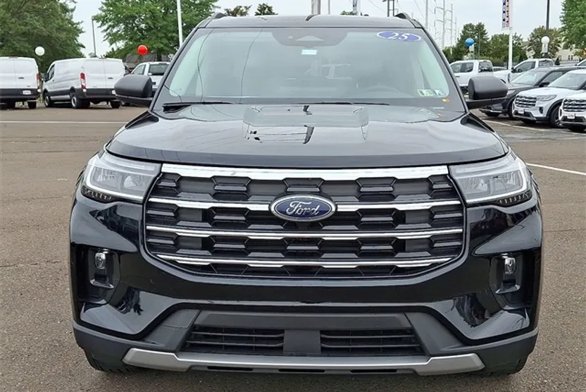 2025 Ford Explorer photo 1