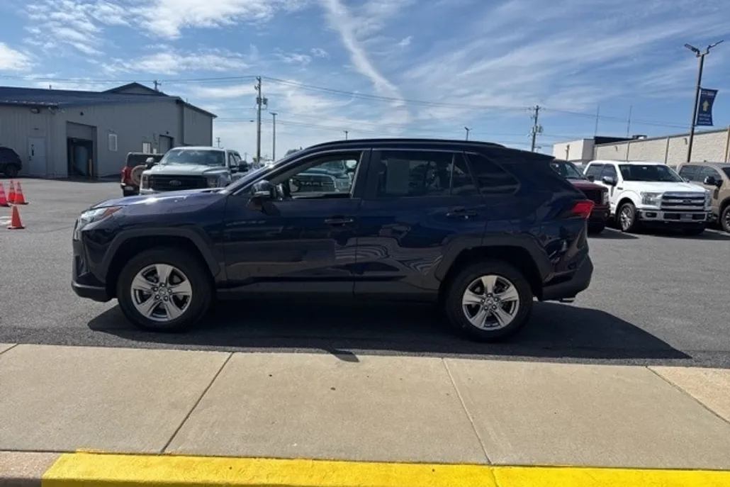 2022 Toyota RAV4 XLE photo 1