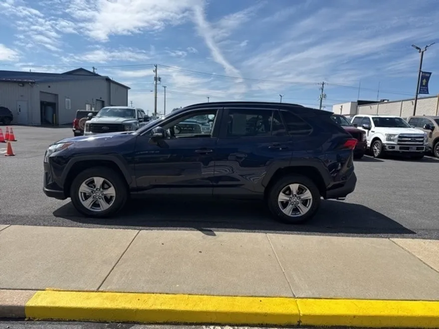 2022 Toyota RAV4 XLE photo 1