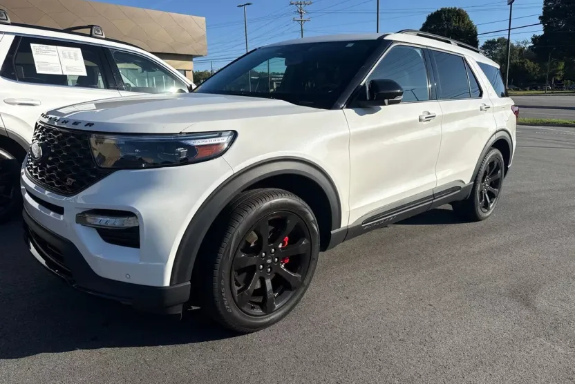 2023 Ford Explorer ST photo 1