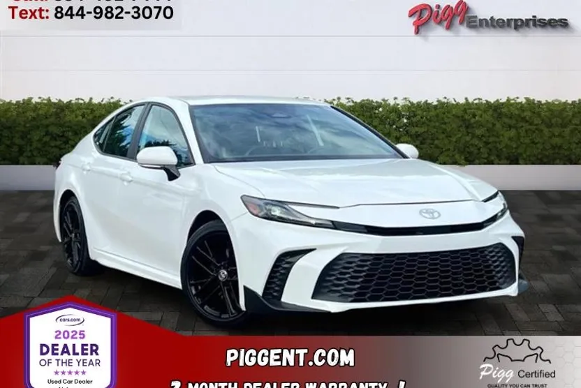 2025 Toyota Camry SE photo 1