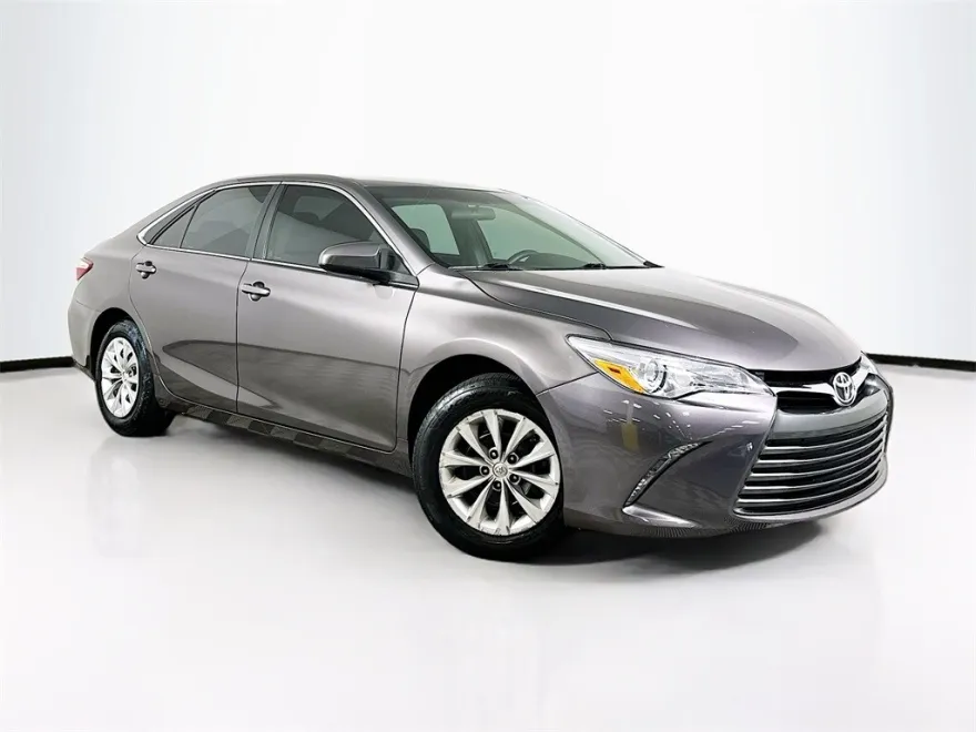 2016 Toyota Camry LE photo 1