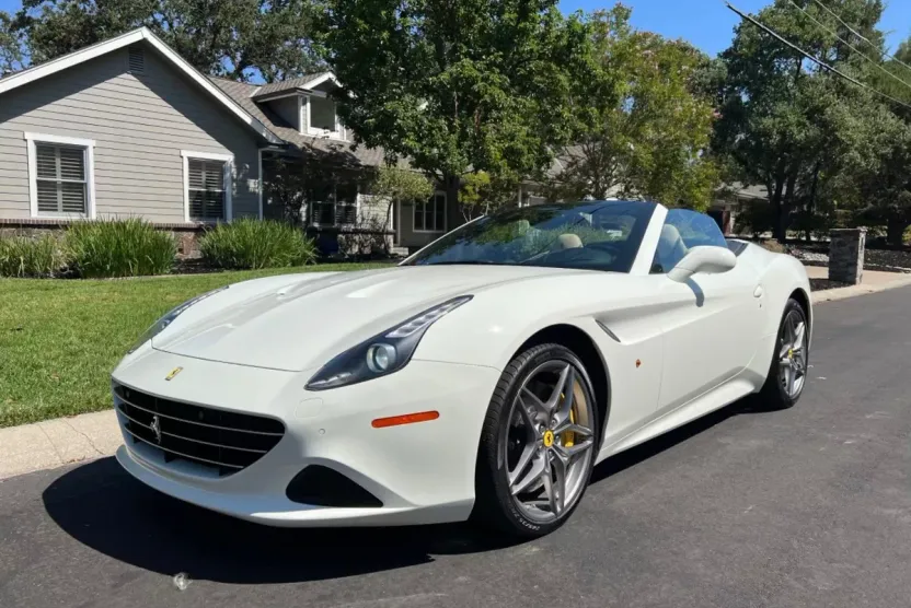 2015 Ferrari California T photo 1