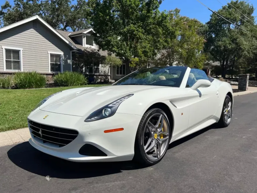 2015 Ferrari California T photo 1