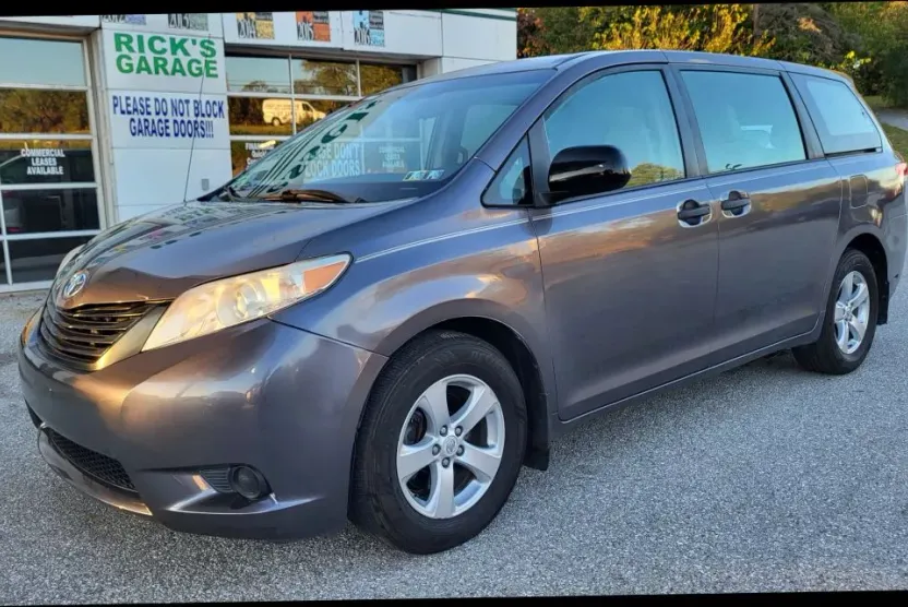 2012 Toyota Sienna LE photo 1