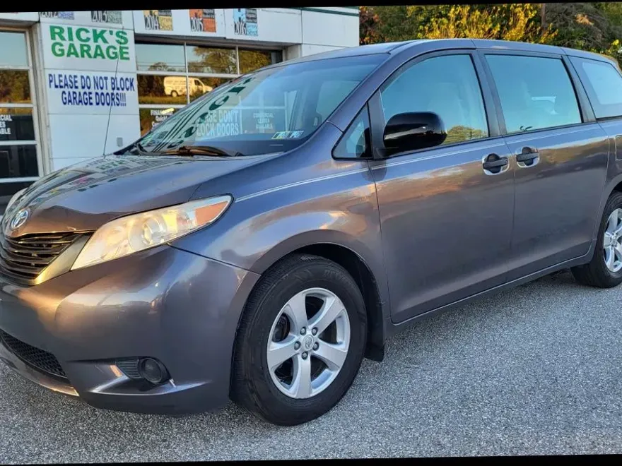 2012 Toyota Sienna LE photo 1