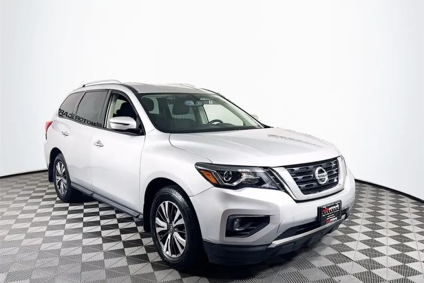 2017 Nissan Pathfinder SV photo 1