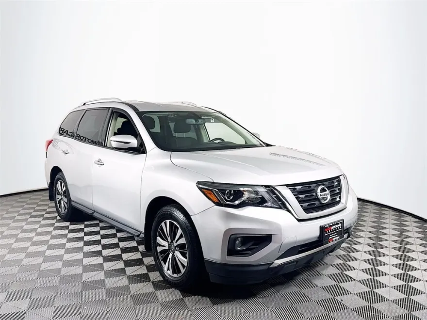 2017 Nissan Pathfinder SV photo 1