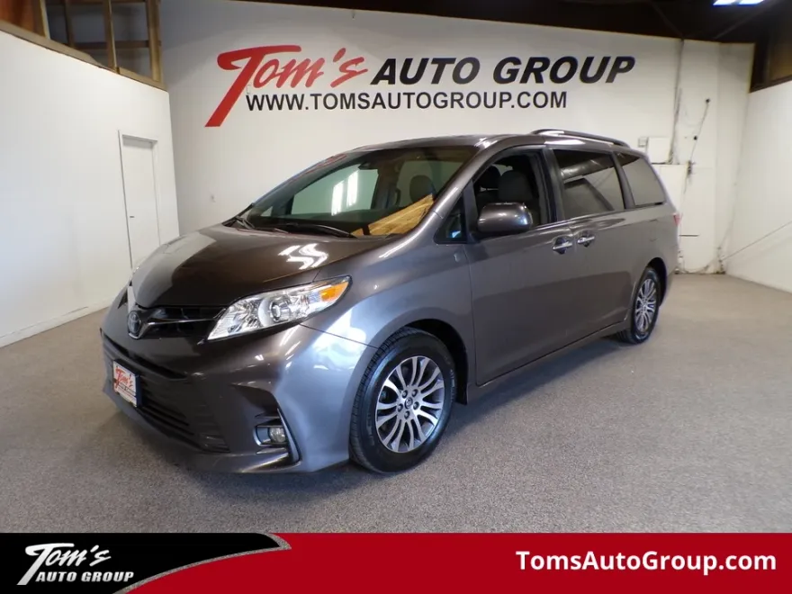 2018 Toyota Sienna XLE photo 1