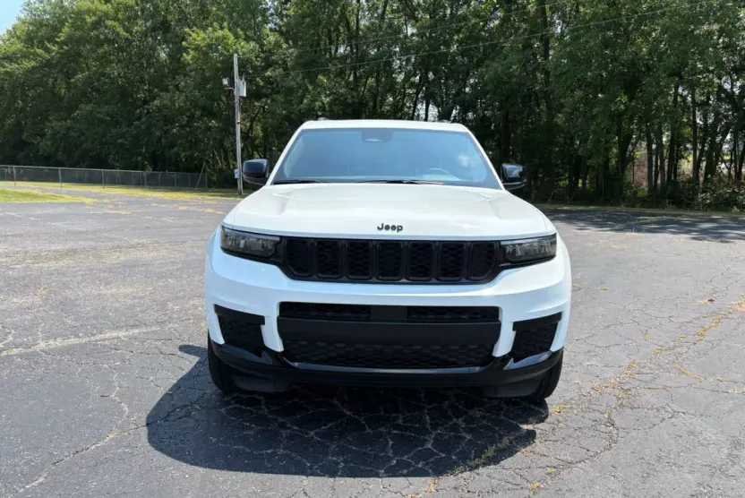 2025 Jeep Grand Cherokee Altitude photo 1
