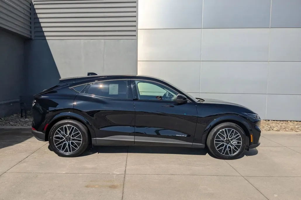 2025 Ford Mustang Mach-E Premium photo 1