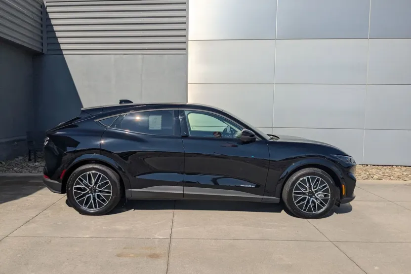 2025 Ford Mustang Mach-E Premium photo 1