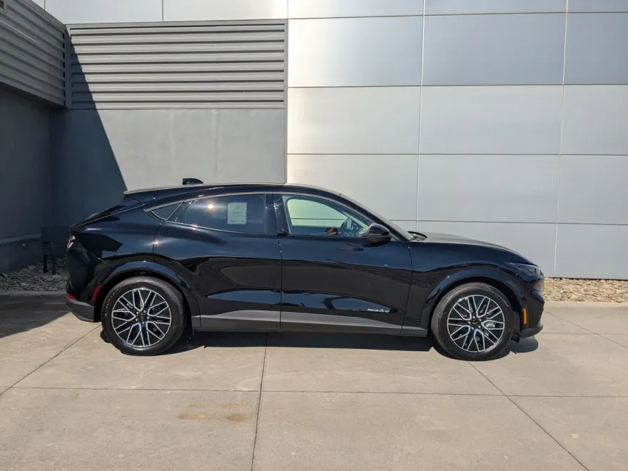 2025 Ford Mustang Mach-E Premium photo 1