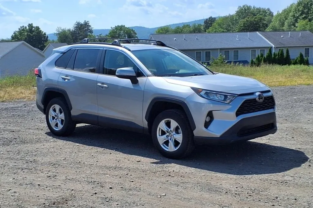 2021 Toyota RAV4 XLE photo 1