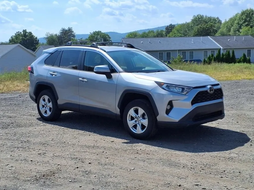 2021 Toyota RAV4 XLE photo 1