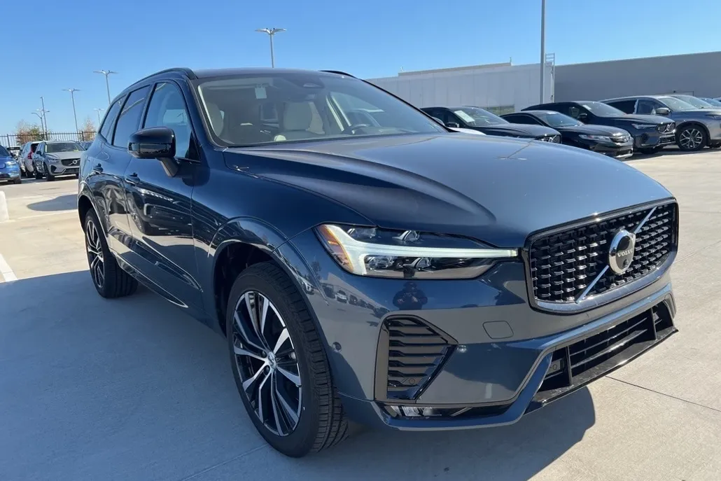 2025 Volvo XC60 B5 Plus photo 1