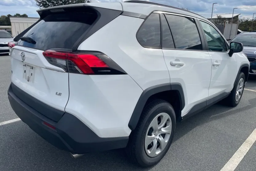 2021 Toyota RAV4 LE photo 1