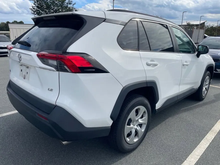 2021 Toyota RAV4 LE photo 1