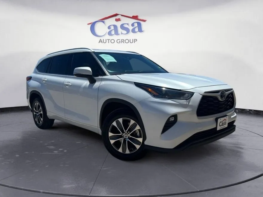2022 Toyota Highlander XLE photo 1