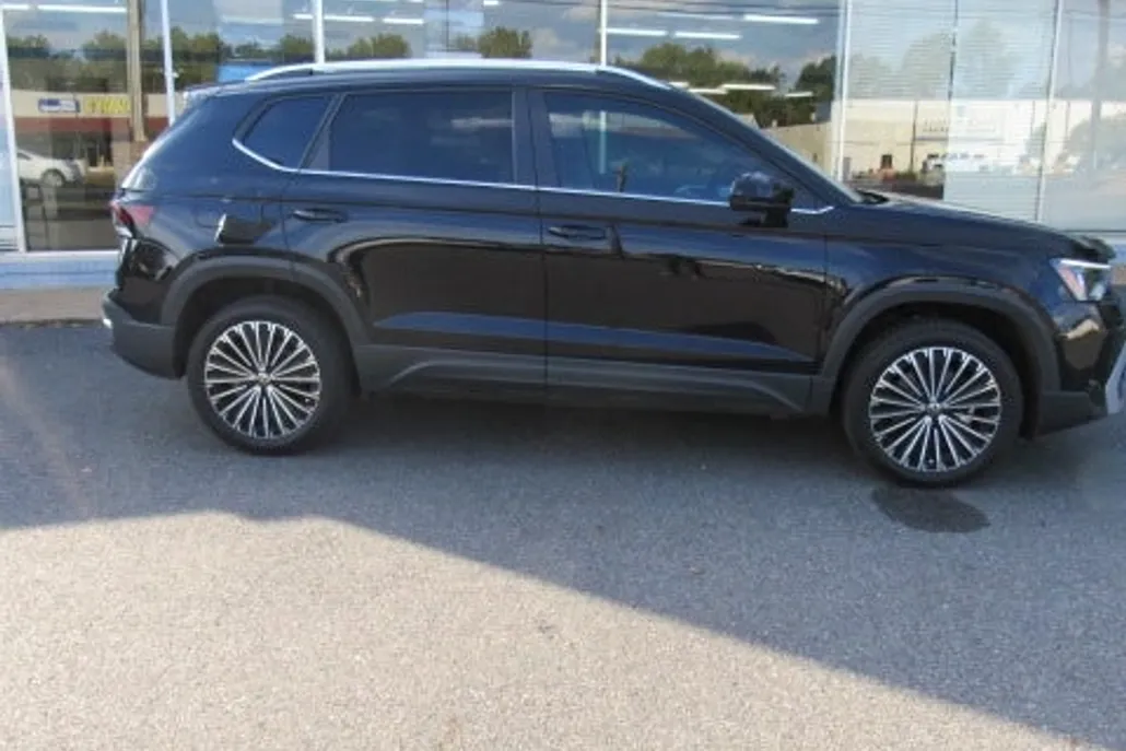 2025 Volkswagen Taos SE photo 1