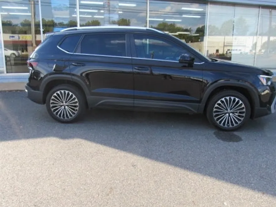 2025 Volkswagen Taos SE photo 1