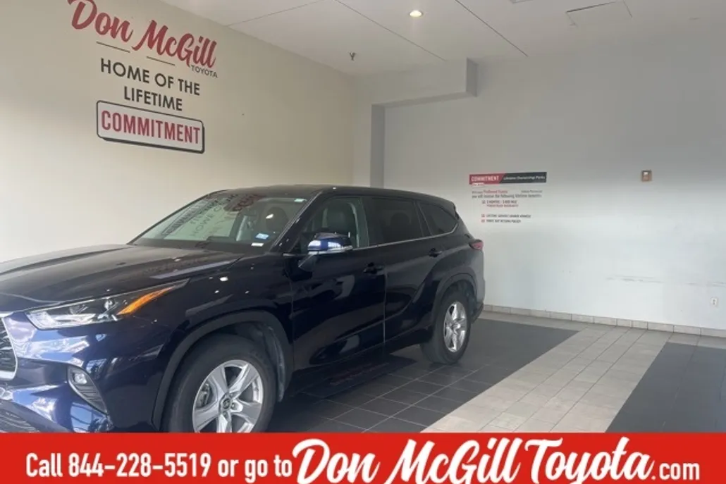 2023 Toyota Highlander LE photo 1