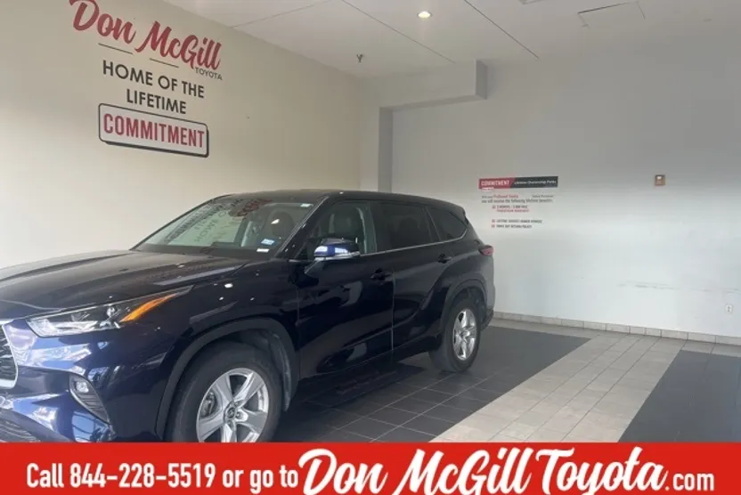 2023 Toyota Highlander LE photo 1