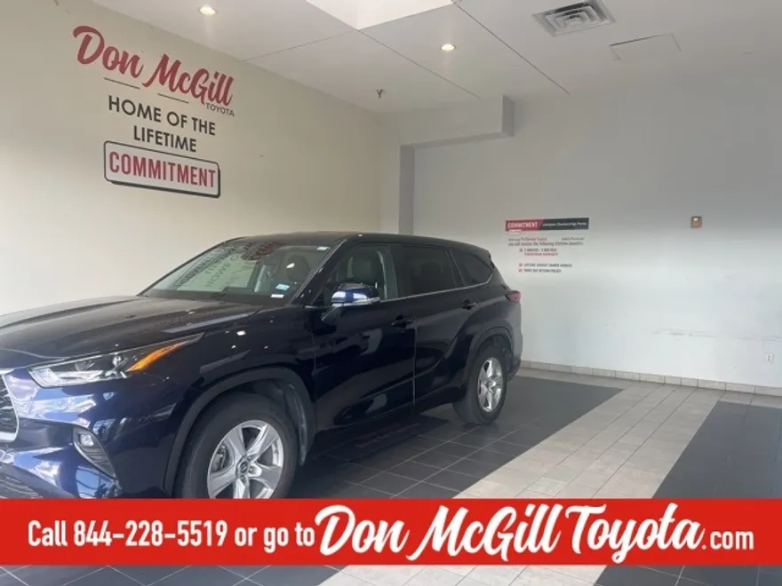 2023 Toyota Highlander LE photo 1